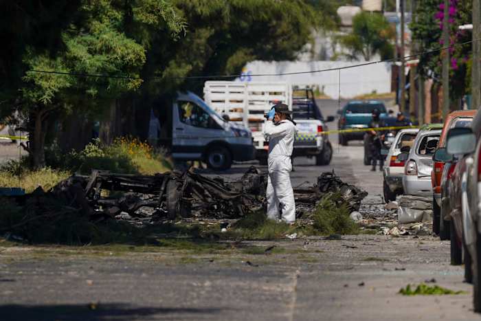 Een forensisch onderzoeker werkt op de plaats waar een autobom ontplofte nabij een politiebureau, in Acambaro, in de staat Guanajuato, Mexico, donderdag 24 oktober 2024. (AP Photo/Armando Solis)