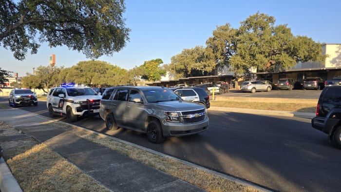 Een hulpsheriff van Bexar County Sheriff's Office buiten dienst liep donderdag vlak voor 08.00 uur verwondingen op door een chauffeur die hen aanreed terwijl ze het verkeer regelden in blok 10000 van Wurzbach Road, aldus een woordvoerder van het Sheriff's Office.