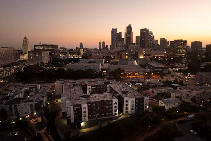 Een luchtfoto toont Hillside Villa, middenonder, een appartementencomplex waar Marina Maalouf al jarenlang huurder is, in Los Angeles, dinsdag 1 oktober 2024. (AP Photo/Jae C. Hong)