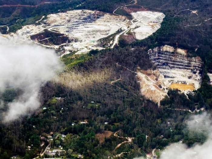 Een luchtfoto van kwartsmijnen in Spruce Pine, NC, genomen vanuit een vliegtuig op maandag 30 september 2024. (AP Photo/Gary D. Robertson)