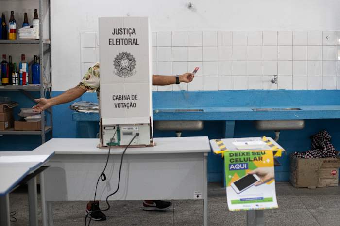 Een man stemt bij gemeenteraadsverkiezingen in de Rocinha-gemeenschap van Rio de Janeiro, zondag 6 oktober 2024. (AP Photo/Bruna Prado)