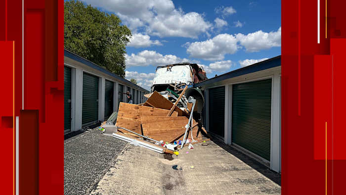 Een man uit de omgeving van Houston die gezocht werd voor een gewapende overval, leidde agenten op een achtervolging in een gestolen 18-wieler voordat hij neerstortte in een opslagfaciliteit in Boerne.