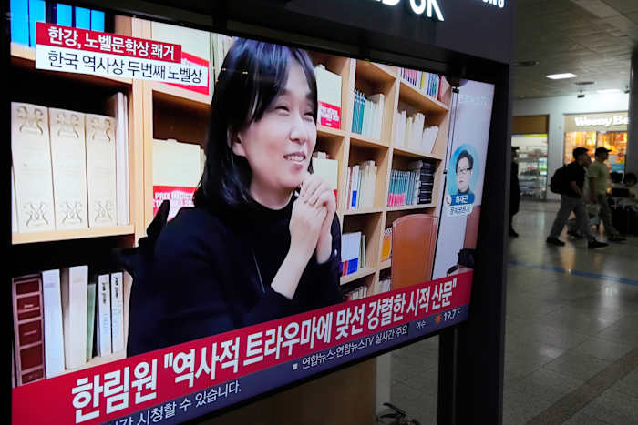 Een tv-scherm toont een beeld van de winnaar van de Nobelprijs voor de Literatuur 2024, de Zuid-Koreaanse schrijver Han Kang, tijdens een nieuwsprogramma op het treinstation van Seoul in Seoul, Zuid-Korea, donderdag 10 oktober 2024. (AP Photo/Ahn Young-joon)