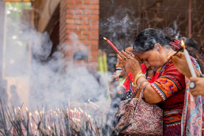 Een vrouw bidt in de Dhakeshwari Nationale Tempel tijdens het Durgapuja-festival in Dhaka, Bangladesh, op 10 oktober 2024. (AP Photo/Rajib Dhar)
