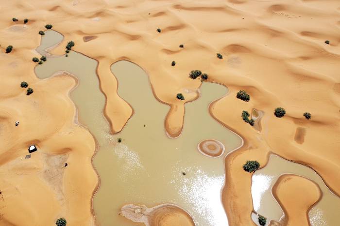 Een zicht op meren veroorzaakt door hevige regenval tussen zandduinen in het woestijnstadje Merzouga, nabij Rachidia, in het zuidoosten van Marokko, woensdag 2 oktober 2024. (AP Photo)