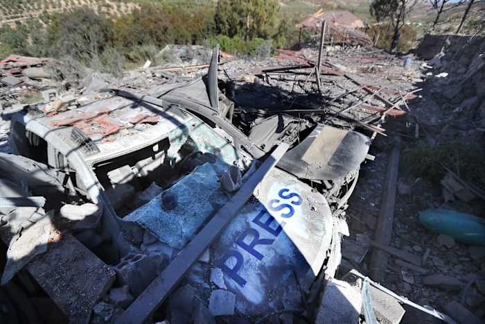 Een zwerm vogels vliegt terwijl rook opstijgt van de plaats van een Israëlische luchtaanval in Dahiyeh, in de zuidelijke buitenwijk van Beiroet, Libanon, donderdag 24 oktober 2024. (AP Photo/Bilal Hussein)