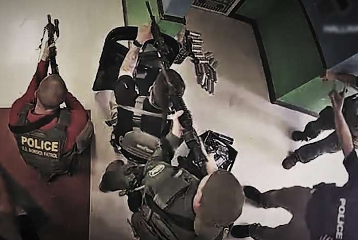 Eerder vrijgegeven video toont hoe agenten zich verzamelden in de gang van basisschool Robb in Uvalde. In mei 2022 doodde een schutter 19 studenten en twee docenten.