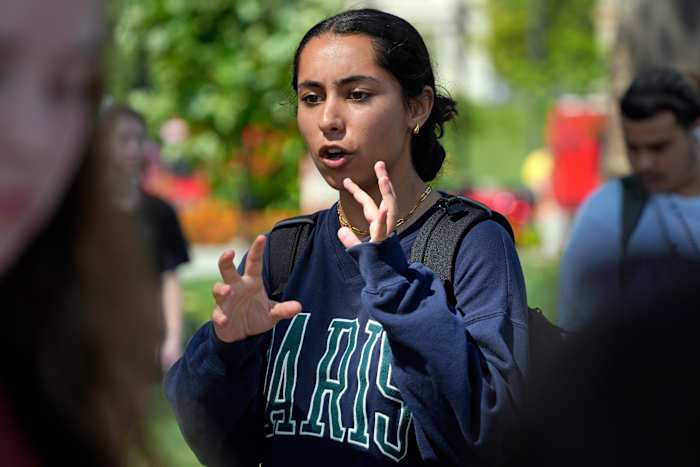Eerstejaarsstudent Teba Latef van de Universiteit van Pittsburgh, midden, praat met een verslaggever op de campus in Pittsburgh, donderdag 12 september 2024. (AP Photo/Gene J. Puskar)