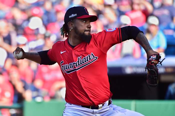Emmanuel Clase van Cleveland Guardians gooit in de negende inning tijdens Game 1 van de honkbal AL Division Series tegen de Detroit Tigers, zaterdag 5 oktober 2024, in Cleveland. (AP Foto/Phil Long)
