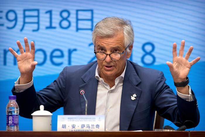 FILE - Vice-president van het Internationaal Olympisch Comité (IOC), Juan Antonio Samaranch Jr. spreekt tijdens een persconferentie op het hoofdkantoor van het organisatiecomité van de Olympische Winterspelen 2022 in Peking, dinsdag 18 september 2018. (AP Photo/Mark Schiefelbein, File )