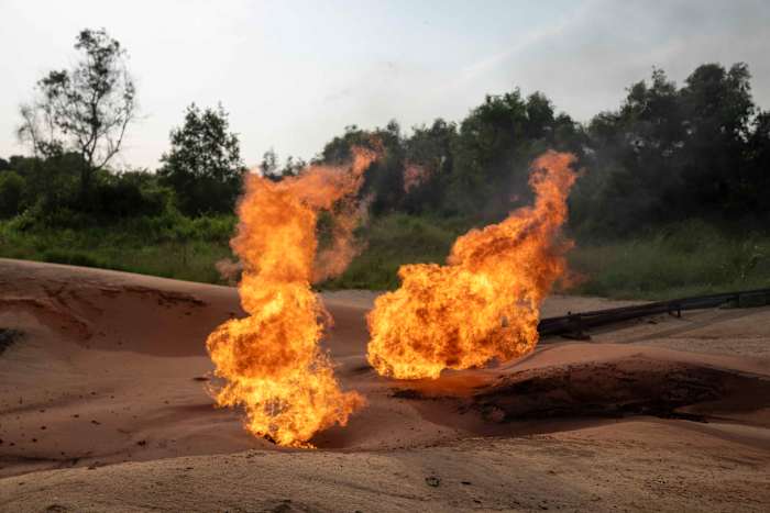 FILEA brandende fakkel is zichtbaar in een oliewinningsgebied in Moanda, Democratische Republiek Congo, op 23 december 2023. (AP Photo/Mosa'ab Elshamy, File)