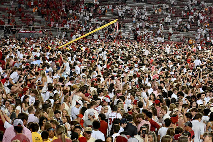 Fans uit Arkansas rennen het veld op om feest te vieren nadat Arkansas Tennessee met 19-14 van streek maakt tijdens een NCAA universiteitsvoetbalwedstrijd, zaterdag 5 oktober 2024, in Fayetteville, Ark. (AP Photo/Michael Woods)