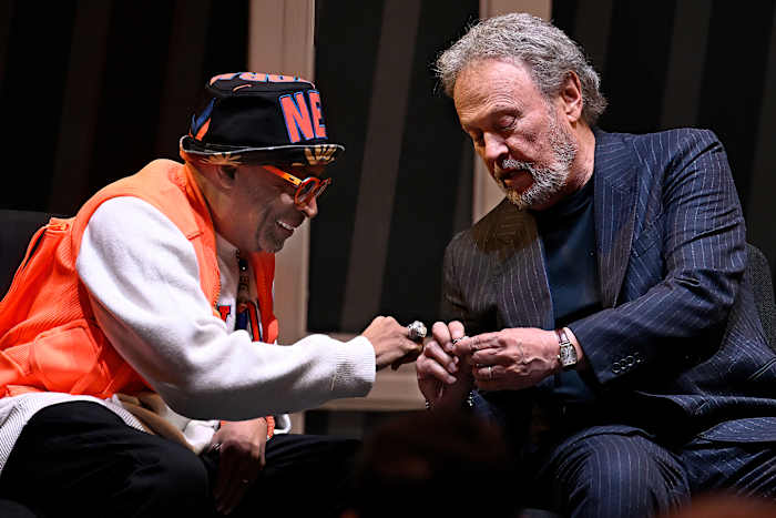 Filmregisseur Spike Lee, links, en cabaretier Billy Crystal, rechts, vergelijken ringen terwijl ze worden geëerd tijdens een superfanceremonie in de Basketball Hall of Fame, zondag 13 oktober 2024, in Springfield, Massachusetts. Lee, Crystal, acteur Jack Nicholson en zakenman Alan Horwitz worden toegevoegd aan de James F. Goldstein SuperFan Gallery van de Naismith Memorial Basketball Hall of Fame. (AP-foto/Jessica Hill)