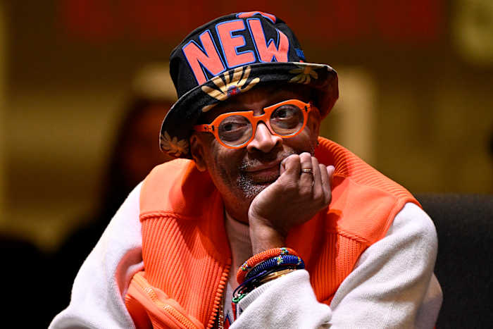 Filmregisseur Spike Lee wordt geëerd tijdens een superfanceremonie in de Basketball Hall of Fame, zondag 13 oktober 2024, in Springfield, Massachusetts. Lee, acteur Jack Nicholson, cabaretier Billy Crystal en zakenman Alan Horwitz worden toegevoegd aan het Naismith Memorial James F. Goldstein SuperFan Gallery van de Basketball Hall of Fame. (AP-foto/Jessica Hill)