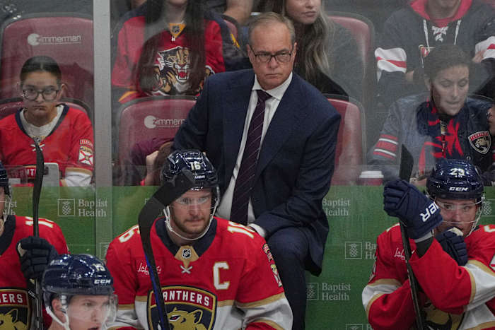 Florida Panthers-hoofdcoach Paul Maurice houdt zijn team in de gaten tijdens de derde periode van een NHL-hockeywedstrijd tegen de Boston Bruins, dinsdag 8 oktober 2024, in Sunrise, Florida. (AP Photo/Jim Rassol)
