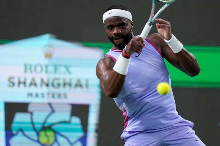 Frances Tiafoe uit de Verenigde Staten geeft een schot terug aan Zhou Yi uit China tijdens de wedstrijd in de tweede ronde van het herenenkelspel in het Shanghai Masters-tennistoernooi in het Qizhong Forest Sports City Tennis Center in Shanghai, China, maandag 7 oktober 2024. (AP Photo /Andy Wong)