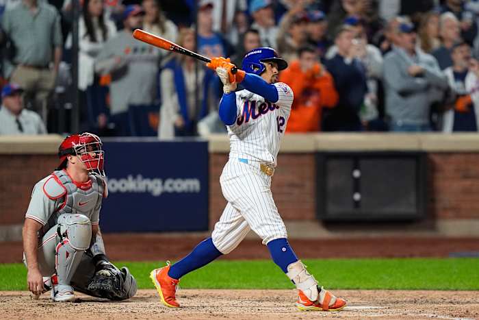 Francisco Lindor (12) van New York Mets volgt een grand slam-homerun tegen de Philadelphia Phillies tijdens de zesde inning van Game 4 van de honkbal-playoff-serie van de National League, woensdag 9 oktober 2024, in New York. (AP-foto/Frank Franklin II)