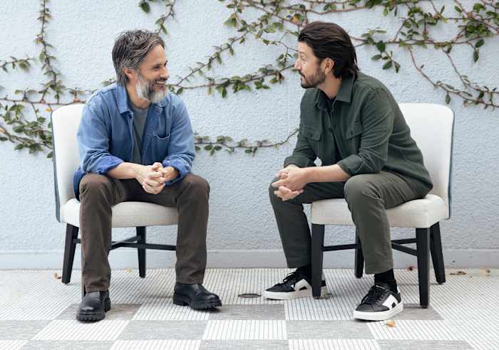 Gael Garcia Bernal en Diego Luna poseren voor een portret om de film te promoten "La Maquina" op donderdag 3 oktober 2024, in West Hollywood, Californië. (Foto door Rebecca Cabage/Invision/AP)