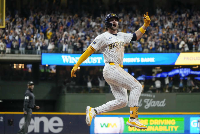 Garrett Mitchell van Milwaukee Brewers viert feest nadat hij een homerun van twee runs heeft geslagen tijdens de achtste inning van Game 2 van een wildcard-honkbalwedstrijd van de National League tegen de New York Mets op woensdag 2 oktober 2024 in Milwaukee. (AP-foto / Morry Gash)