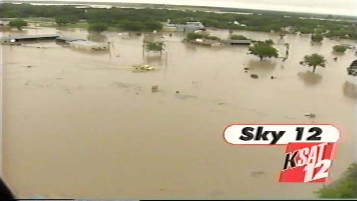 Gearchiveerde luchtbeelden van Sky 12 tonen de overstroming van Zuid-Texas in 1998