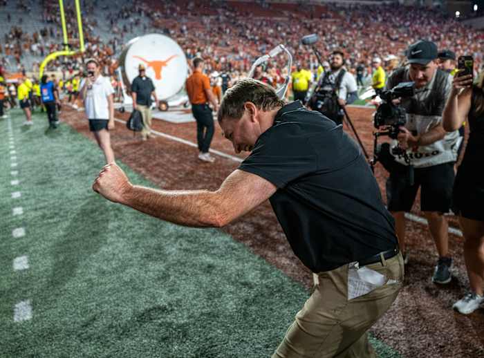 Georgia-hoofdcoach Kirby Smart viert feest met Georgia-fans die juichen vanaf de tribune na het verslaan van Texas tijdens een NCAA-universiteitsvoetbalwedstrijd in Austin, Texas, zaterdag 19 oktober 2024. (AP Photo/Rodolfo Gonzalez)