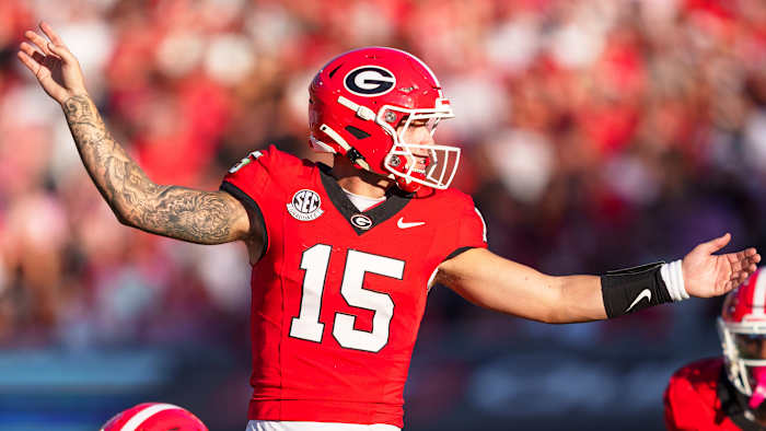 Georgia quarterback Carson Beck (15) roept een hoorbaar geluid tijdens een NCAA universiteitsvoetbalwedstrijd tegen de staat Mississippi, zaterdag 12 oktober 2024, in Athene, Georgia (AP Photo/Jason Allen)