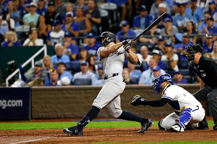 Giancarlo Stanton van de New York Yankees slaat een RBI double tijdens de vierde inning in Game 3 van een honkbal-playoff-serie van de American League Division tegen de Kansas City Royals op woensdag 9 oktober 2024 in Kansas City, Missouri (AP Photo/Colin Braley )