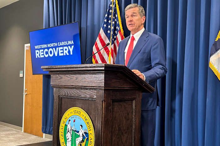 Gov. Roy Cooper van North Carolina onthult een rapport over de schade veroorzaakt door orkaan Helene en zijn verzoek van $ 3,9 miljard aan de Algemene Vergadering voor herstelinitiatieven tijdens een persconferentie in het Albemarle Building in Raleigh, NC, woensdag 23 oktober 2024. (AP Foto/Gary D. Robertson)