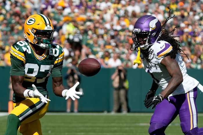 Green Bay Packers brede ontvanger Romeo Doubs (87) maakt een vangbal langs Minnesota Vikings cornerback Shaq Griffin, rechts, tijdens de eerste helft van een NFL-voetbalwedstrijd op zondag 29 september 2024 in Green Bay, Wisconsin. (AP Photo/Morry snee)