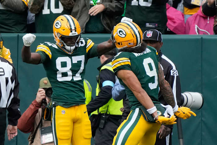 Green Bay Packers brede ontvanger Romeo Doubs (87) viert zijn 20-yard ontvangst voor een touchdown met teamgenoot brede ontvanger Christian Watson tijdens de tweede helft van een NFL-voetbalwedstrijd tegen de Arizona Cardinals, zondag 13 oktober 2024, in Green Bay . (AP-foto / Morry Gash)
