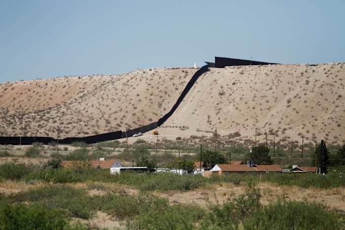 Grenspolitievoertuigen onderzoeken een stalen hek aan de zuidwestelijke grens met Mexico in Sunland Park, NM, donderdag 22 augustus 2024. (AP Photo/Morgan Lee, File)