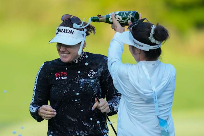 Hannah Green uit Australië, links, viert feest na het winnen van het LPGA Ladies Championship-golftoernooi in de Seowon Valley Country Club in Paju, Zuid-Korea, zondag 20 oktober 2024. (AP Photo/Lee ​​Jin-man)