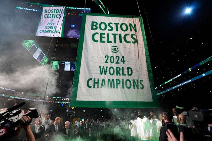 Het Boston Celtics Wereldkampioenschap 2024 spandoek wordt gehesen voorafgaand aan een NBA-basketbalwedstrijd tegen de New York Knicks, dinsdag 22 oktober 2024, in Boston. (AP-foto/Charles Krupa)