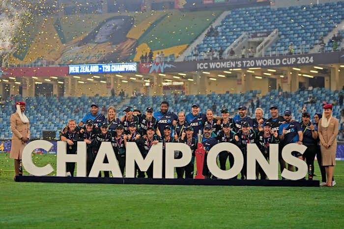 Het Nieuw-Zeelandse team poseert met de trofee na het winnen van de ICC Women's T20 World Cup 2024 finale tegen Zuid-Afrika in het Dubai International Cricket Stadium, Verenigde Arabische Emiraten, zondag 20 oktober 2024. (AP Photo/Altaf Qadri)