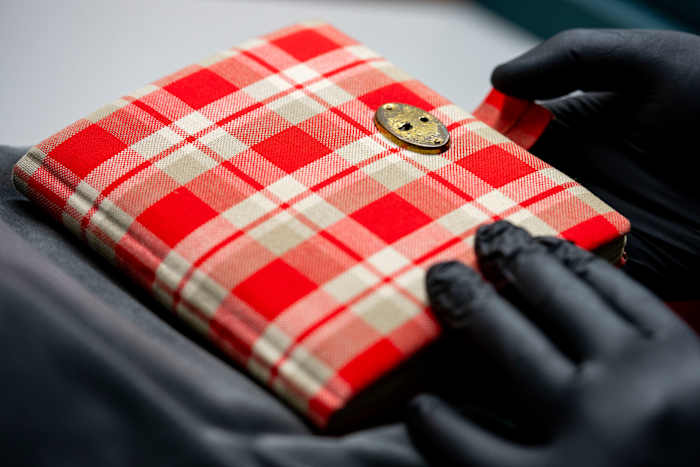 Het dagboek van Anne Frank, een rood geruit notitieboekje, de hoeksteen van de collectie van het Amsterdamse museum, wordt tentoongesteld in Amsterdam, Nederland, vrijdag 4 oktober 2024. (AP Photo/Peter Dejong)