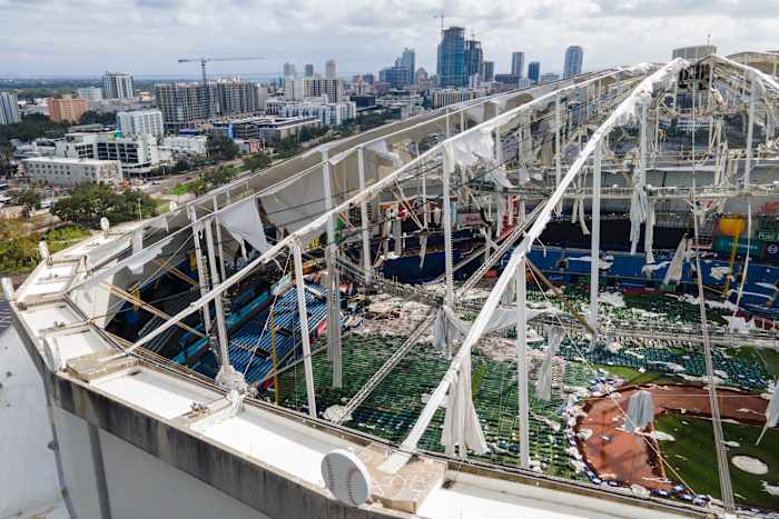 Het dak van het Tropicana-veld is beschadigd de ochtend nadat de orkaan Milton de regio trof, donderdag 10 oktober 2024, in St. Petersburg, Florida. (AP Photo/Julio Cortez)