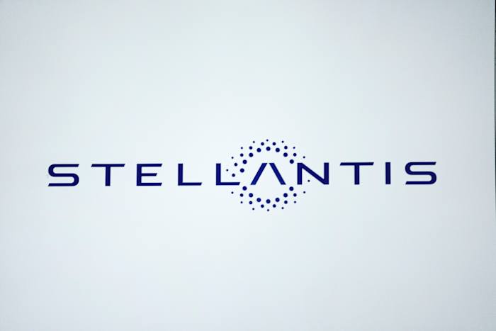 Het logo van Stellantis op een autorit in Detroit op 13 september 2023. (AP Foto/Paul Sancya)