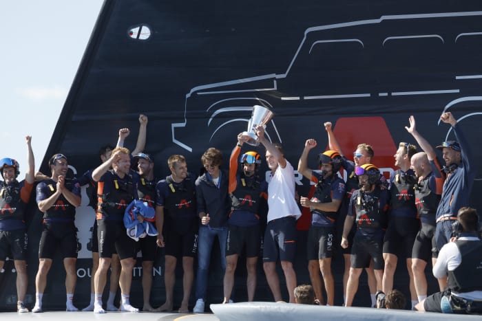 Het team van INEOS Britannia viert hun overwinning tegen het zeilteam van Luna Rosa Prada Pirelli tijdens de Louis Vuitton Cup-finale dag 7 aan de kust van Barcelona, ​​Spanje, vrijdag 4 oktober 2024. (AP Photo/Joan Monfort)