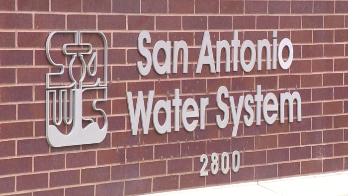 Hogere boetes en een nieuwe toeslag voor zwaarwatergebruikers behoren tot de nieuwe voorgestelde droogteregels waarover donderdag in de gemeenteraad van San Antonio zal worden gestemd. Ambtenaren van het San Antonio Water System zeggen dat de huidige droogtebeperkingen niet genoeg doen om water te besparen.
