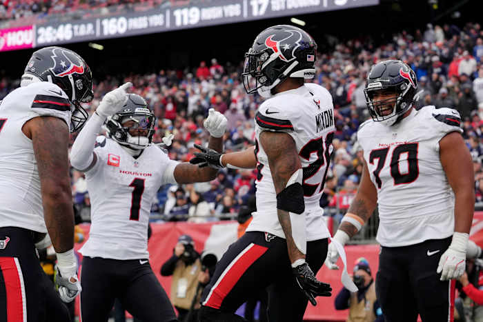 Houston Texans running back Joe Mixon (28) viert feest na zijn touchdown met wide receiver Stefon Diggs (1) en center Juice Scruggs (70) tijdens de tweede helft van een NFL-voetbalwedstrijd tegen de New England Patriots, zondag 13 oktober 2024 , in Foxborough, Massachusetts. (AP Photo/Steven Senne)