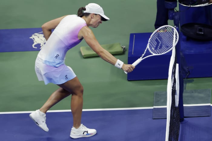 Iga Witek uit Polen raakt het net met haar racket nadat ze een punt heeft verloren van Jessica Pegula uit de Verenigde Staten tijdens de kwartfinales van de US Open tenniskampioenschappen, woensdag 4 september 2024, in New York. (AP Foto/Adam Honger)