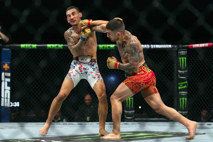 Ilia Topuria maakt zijn belofte waar en wordt de eerste man die Max Holloway tegenhoudt tijdens UFC 308