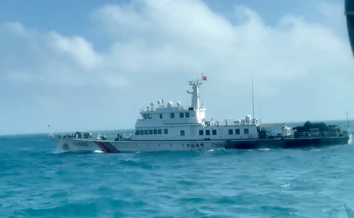 In deze schermafdruk van een video vrijgegeven door de Taiwanese kustwacht, een weergave van een boot van de Chinese kustwacht vanaf een boot van de Taiwanese kustwacht terwijl deze langs de kust van de Matsu-eilanden, Taiwan, passeert op maandag 14 oktober 2024. (Kust van Taiwan Bewaken via AP)