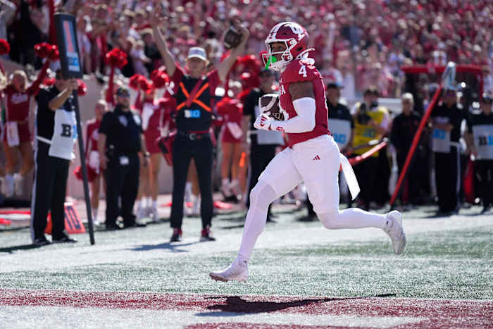 Indiana wide receiver Myles Price (4) scoort een touchdown tegen Nebraska tijdens de eerste helft van een NCAA college football-wedstrijd in Bloomington, Ind., zaterdag 19 oktober 2024. (AP Photo/AJ Mast)