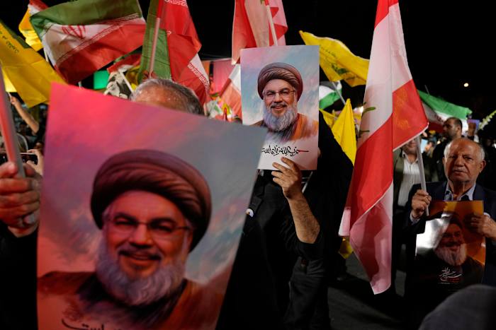 Iraanse demonstranten houden posters vast van de gedode Hezbollah-leider Hassan Nasrallah tijdens een anti-Israëlisch protest op het Felestin (Palestina)-plein in Teheran, Iran, dinsdag 1 oktober 2024. (AP Photo/Vahid Salemi)