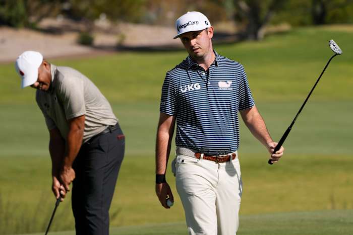 JT Poston reageert na het zinken van een putt op de derde green tijdens de eerste ronde van het Shriners Children's Open golftoernooi op donderdag 17 oktober 2024 in Las Vegas. (AP-foto/John Locher)