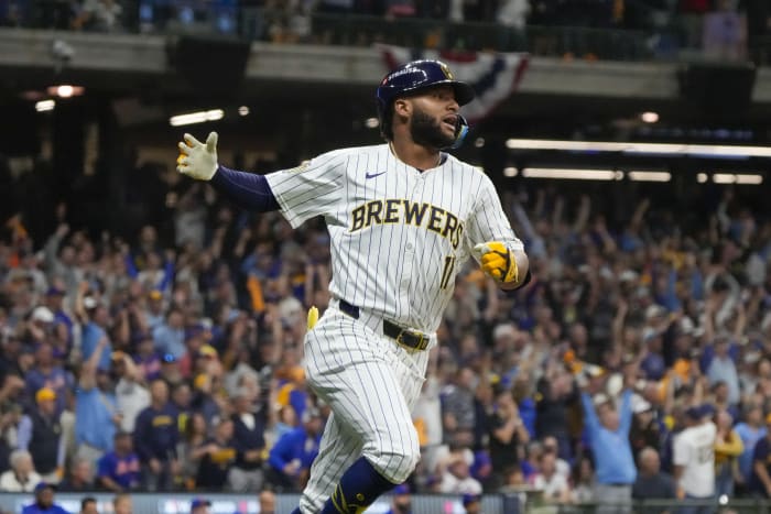 Jackson Chourio van Milwaukee Brewers reageert nadat hij een homerun heeft geslagen tijdens de achtste inning van Game 2 van een National League wildcard-honkbalwedstrijd tegen de New York Mets op woensdag 2 oktober 2024 in Milwaukee. (AP-foto / Morry Gash)