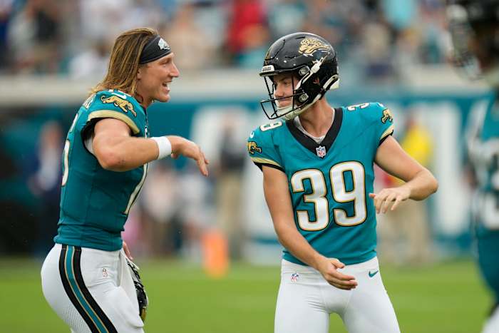 Jacksonville Jaguars place kicker Cam Little (39) viert feest met quarterback Trevor Lawrence (16) tijdens de tweede helft van een NFL-voetbalwedstrijd tegen de Indianapolis Colts, zondag 6 oktober 2024, in Jacksonville, Florida. (AP Photo/John Raoux )