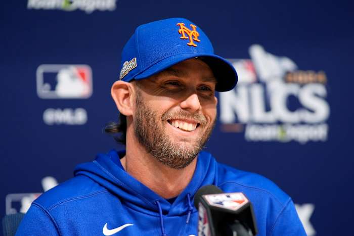 Jeff McNeil van New York Mets spreekt tijdens een persconferentie voorafgaand aan Game 1 van een honkbal NL Championship Series tegen de Los Angeles Dodgers, zondag 13 oktober 2024, in Los Angeles. (AP-foto/Mark J. Terrill)