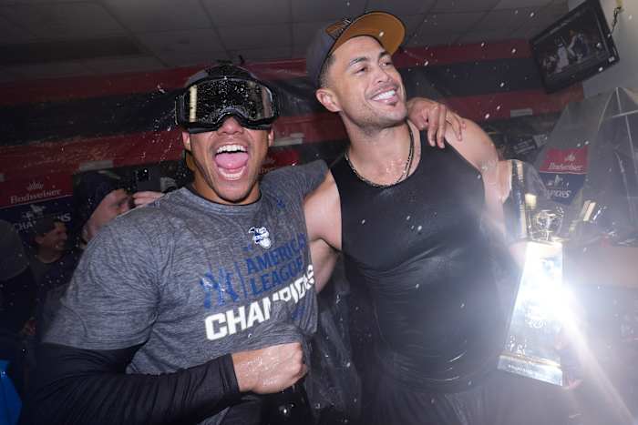 Juan Soto van de New York Yankees, links, en Giancarlo Stanton vieren feest na Game 5 van de honkbal AL Championship Series tegen de Cleveland Guardians op zondag 20 oktober 2024 in Cleveland. De Yankees wonnen met 5-2 om door te gaan naar de World Series. (AP Foto/Godofredo A. Vsquez)